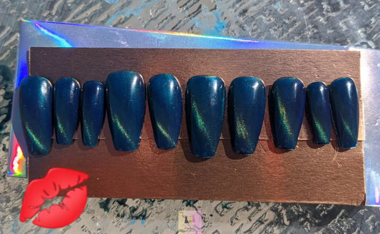 Customized Claws Press-On Nails in Cat Eye.